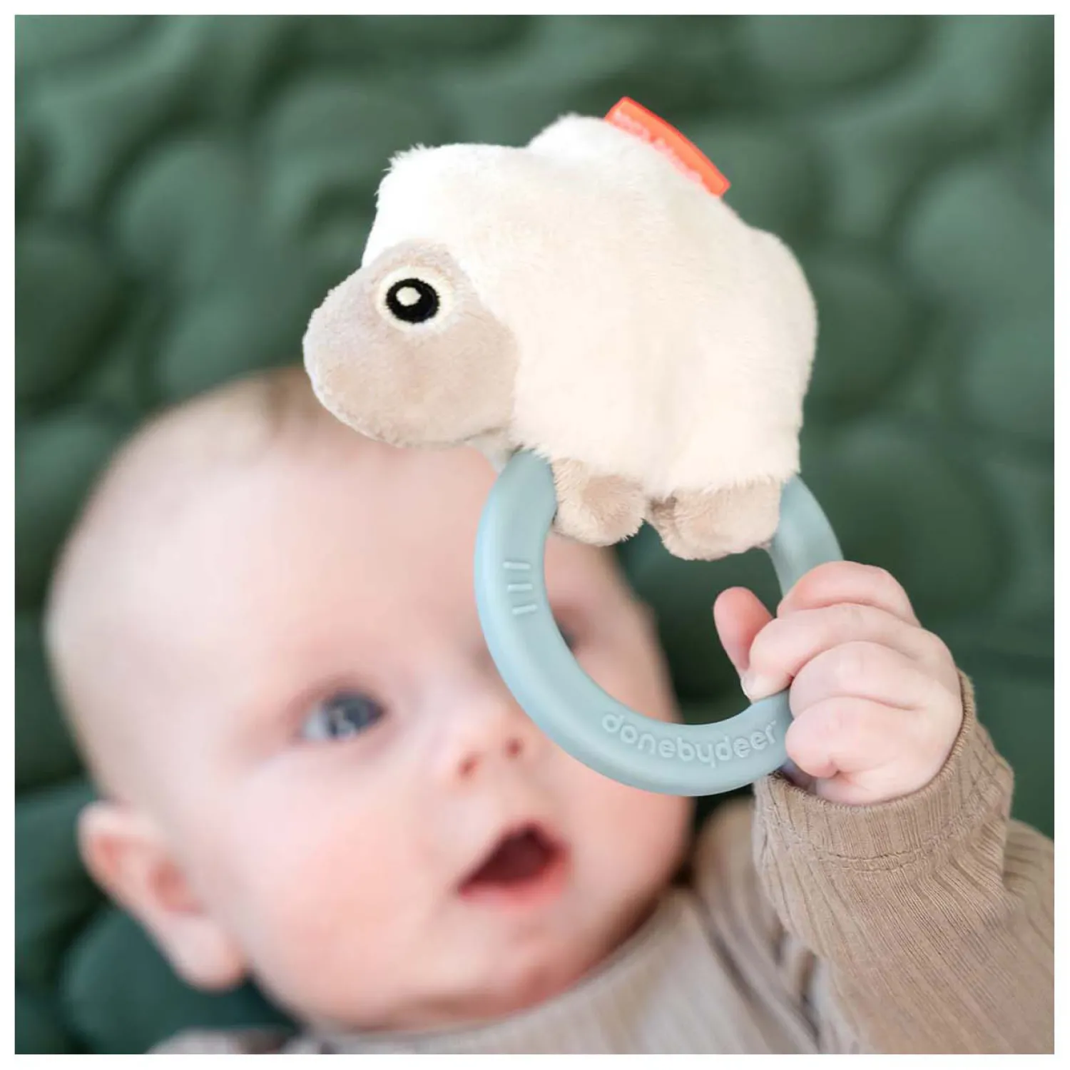 Sensorische Rammelaar met Bijtring Schaapje>Done by Deer Best