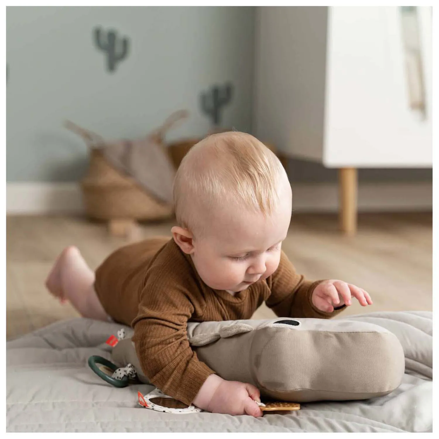 Tummy Time Speeltje Croco Beige-Done by Deer Outlet
