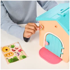 Verrassingspuppy Knuffel in Hondenhok><noscript><img width=